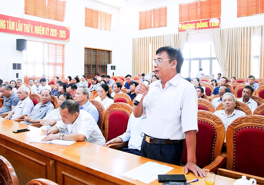 Cử tri thành phố Vĩnh Yên kiến nghị tại buổi tiếp xúc. Cử tri thành phố Vĩnh Yên kiến nghị tại buổi tiếp xúc.