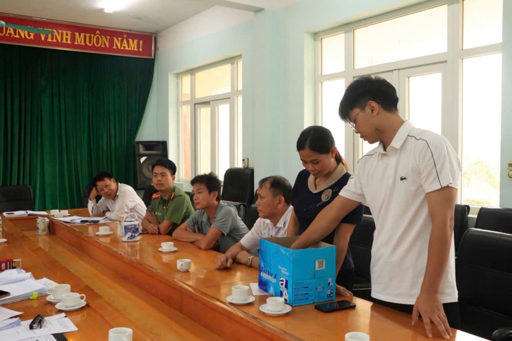 Hộ dân thực hiện bốc thăm vị trí ô đất.