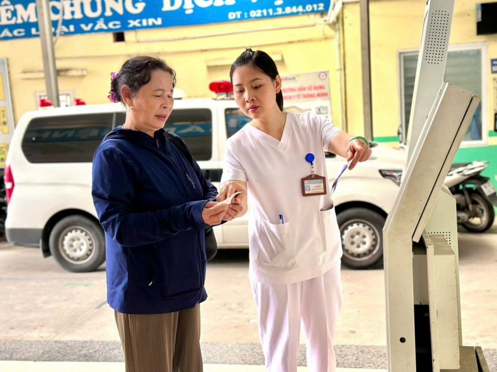 Cán bộ Y tế hướng dẫn và hỗ trợ người dân khi đến khám chữa bệnh