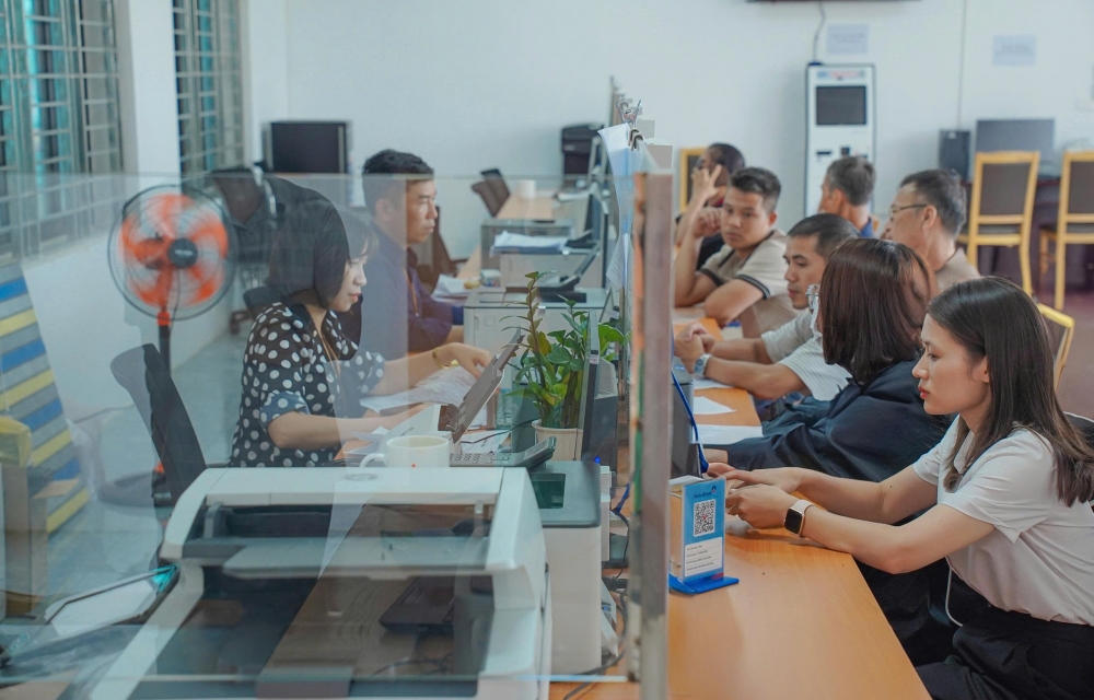 Đội ngũ cán bộ luôn nêu cao tinh thần phục vụ, giải quyết thủ tục hành chính kịp thời, nhanh chóng cho người dân, doanh nghiệp