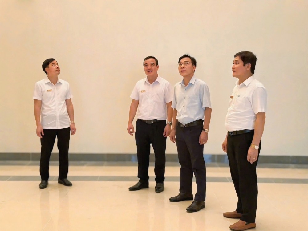 Đồng chí Lê Hồng Trung, Tỉnh uỷ viên, Giám đốc Sở Y tế tỉnh Phú Thọ kiểm tra thực địa tiến độ dự án xây dựng, nâng cấp Trung tâm Y tế khu vực Yên Lạc.