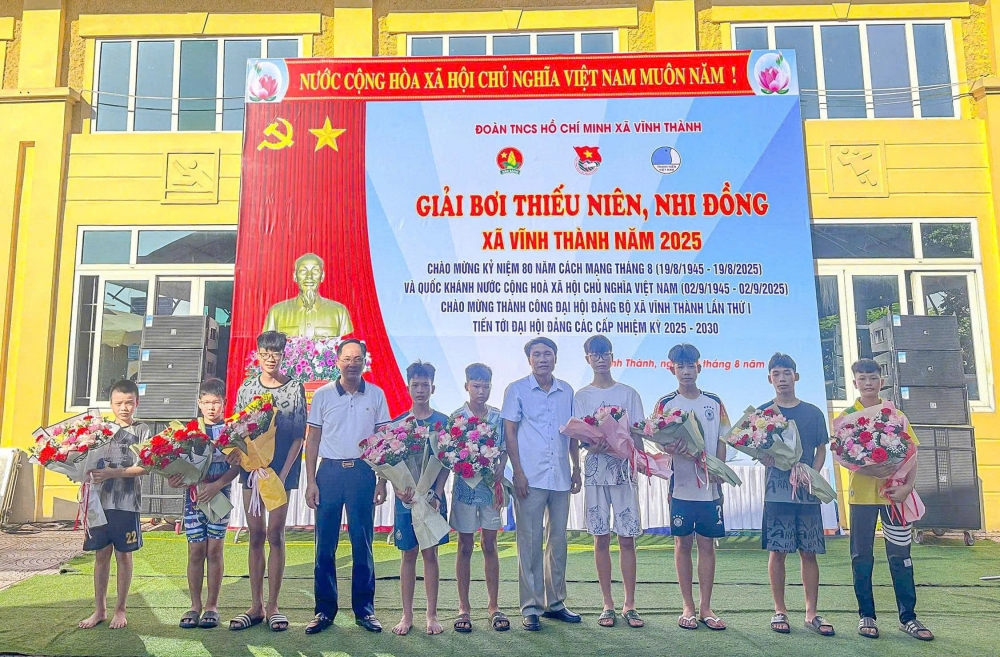 Lãnh đạo Đảng ủy, UBND xã Vĩnh Thành tặng hoa cho các đội tham dự giải Lãnh đạo Đảng ủy, UBND xã Vĩnh Thành tặng hoa cho các đội tham dự giải