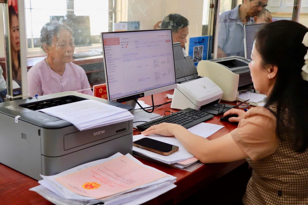 Cán bộ tại bộ phận một cửa nhiệt tình hướng dẫn người dân nộp hồ sơ trực tuyến