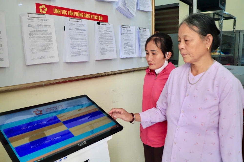 Người dân lấy số thứ tự làm thủ tục hành chính tại khu vực đón tiếp