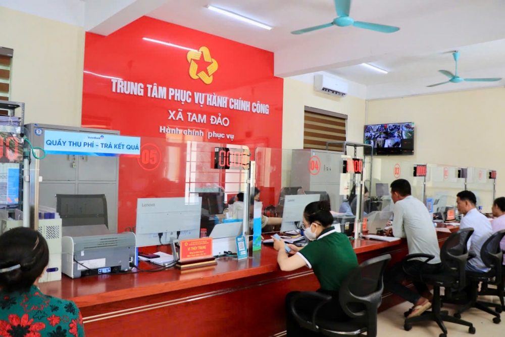 Người dân đến giải quyết thủ tục hành chính tại Trung tâm Hành chính công xã Tam Đảo