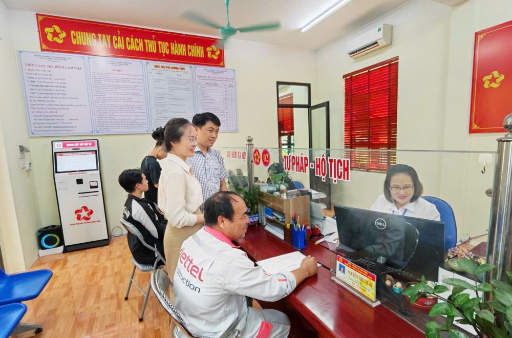 Lãnh đạo xã Tam Hồng thường xuyên kiểm tra chỉ đạo quyết liệt giải quyết hồ sơ tại phòng một cửa của xã