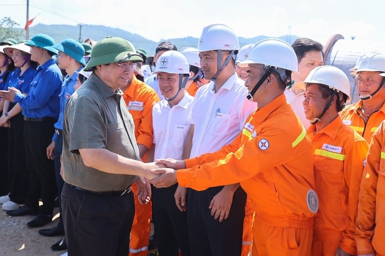 Thủ tướng Chính phủ Phạm Minh Chính hỏi thăm, động viên kỹ sư, công nhân đang thi công Dự án Đường dây 500kV Lào Cai - Vĩnh Yên trên địa bàn xã Dân Chủ Thủ tướng Chính phủ Phạm Minh Chính hỏi thăm, động viên kỹ sư, công nhân đang thi công Dự án Đường dây 500kV Lào Cai - Vĩnh Yên trên địa bàn xã Dân Chủ