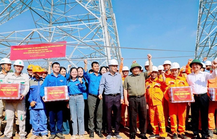 Thủ tướng Phạm Minh Chính tặng quà, động viên các đơn vị đang thi công. Thủ tướng Phạm Minh Chính tặng quà, động viên các đơn vị đang thi công.