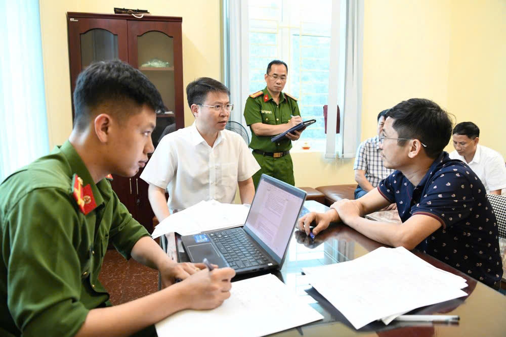 Thiếu tướng Nguyễn Minh Tuấn, Giám đốc Công an tỉnh Phú Thọ, trực tiếp lấy lời khaiđối tượng liên quan để làm rõ hành vi sản xuất, buôn bán thuốc giả. 