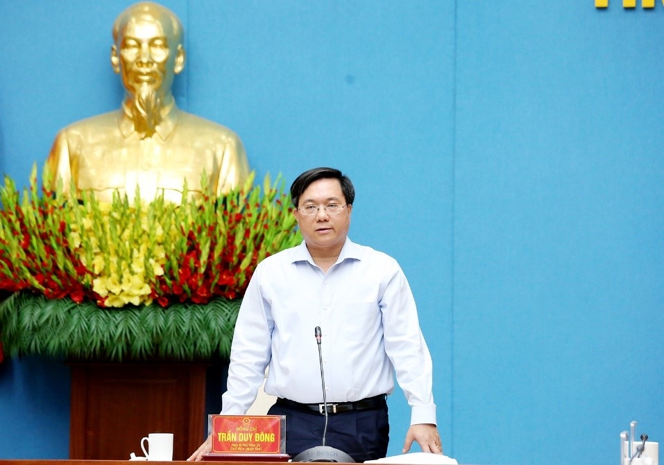 Chủ tịch UBND tỉnh Trần Duy Đông phát biểu chỉ đạo tại cuộc họp