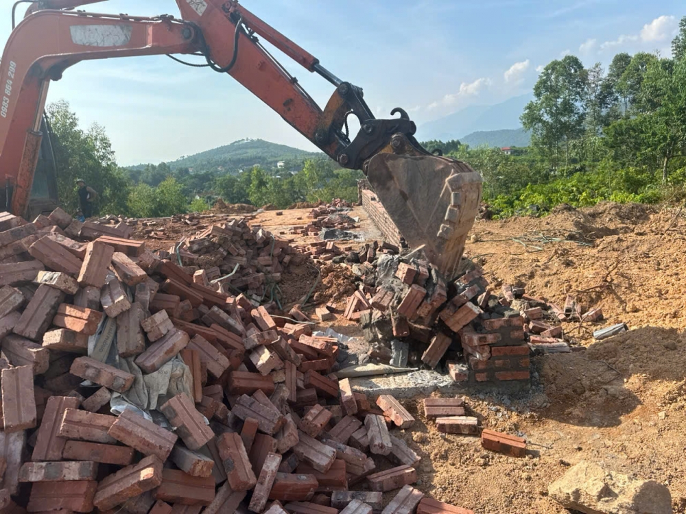 Phú Thọ: Tháo dỡ công trình trái phép trên đất rừng sản xuất tại xã Đại Đình