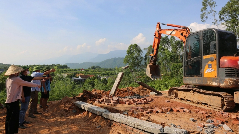 Phú Thọ: Tháo dỡ công trình trái phép trên đất rừng sản xuất tại xã Đại Đình