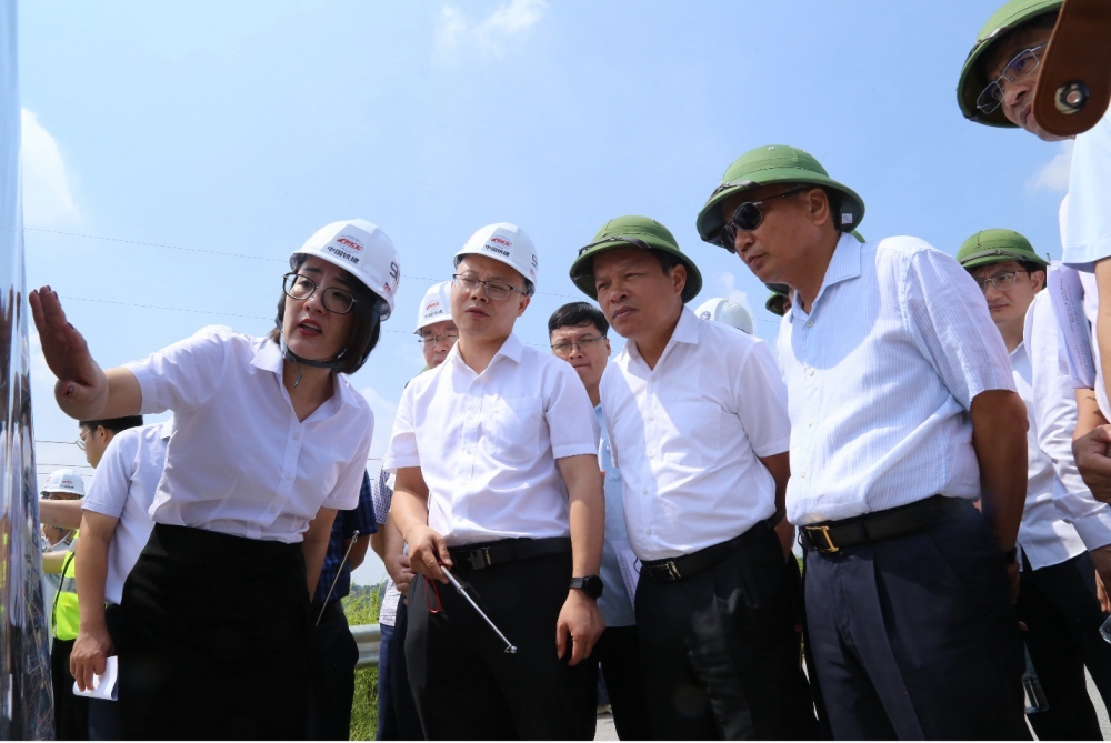 Đoàn công tác kiểm tra thực địa tại vị trí dự kiến xây dựng ga Bình Xuyên, xã Bình Nguyên