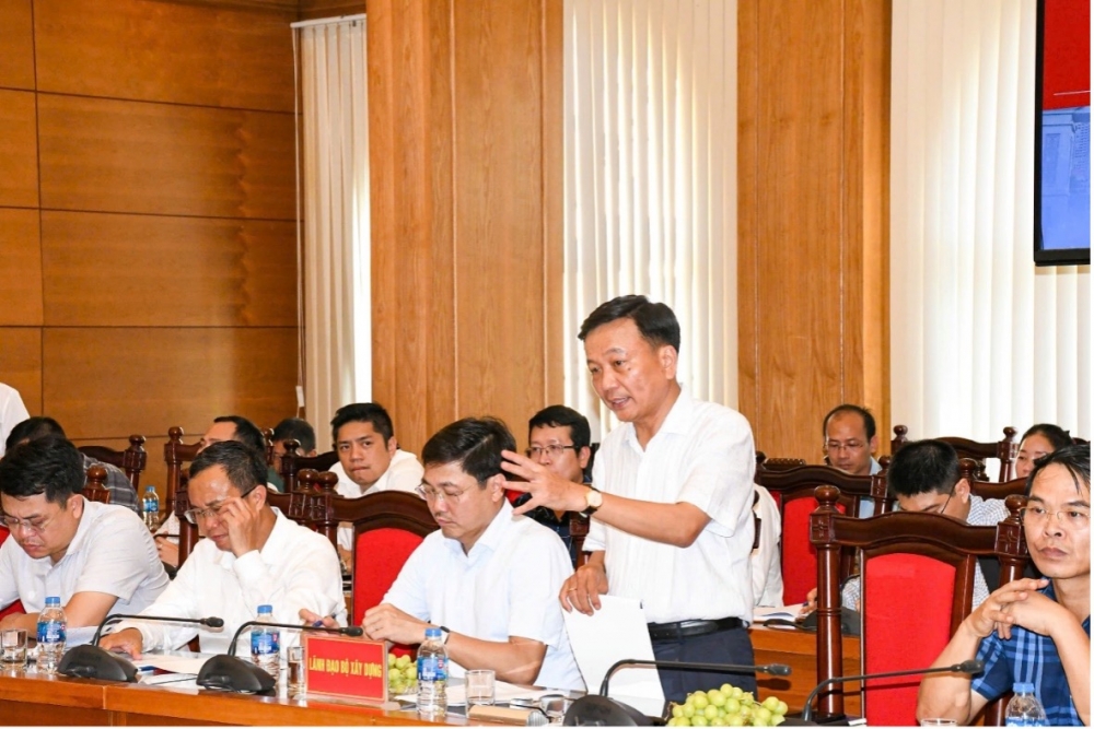 Thứ trưởng Bộ Xây dựng Nguyễn Danh Huy phát biểu tại buổi làm việc