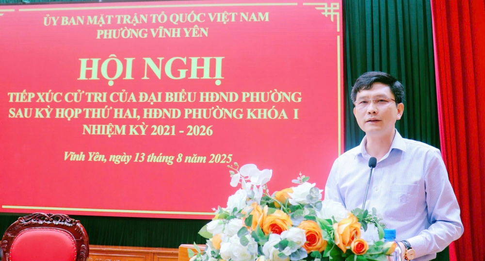 Đồng chí Ngô Chí Tuệ, Tỉnh ủy viên, Bí thư Đảng ủy, Chủ tịch HĐND phường Vĩnh Yên phát biểu tại buổi tiếp xúc cử tri.