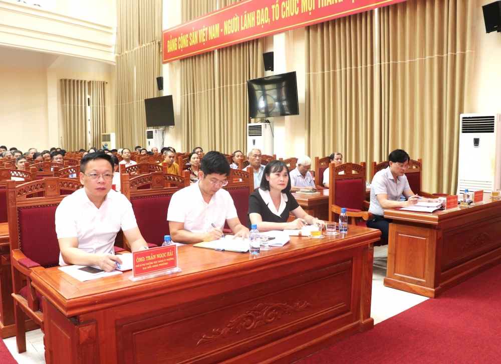 Các đại biểu dự buổi tiếp xúc cử tri.