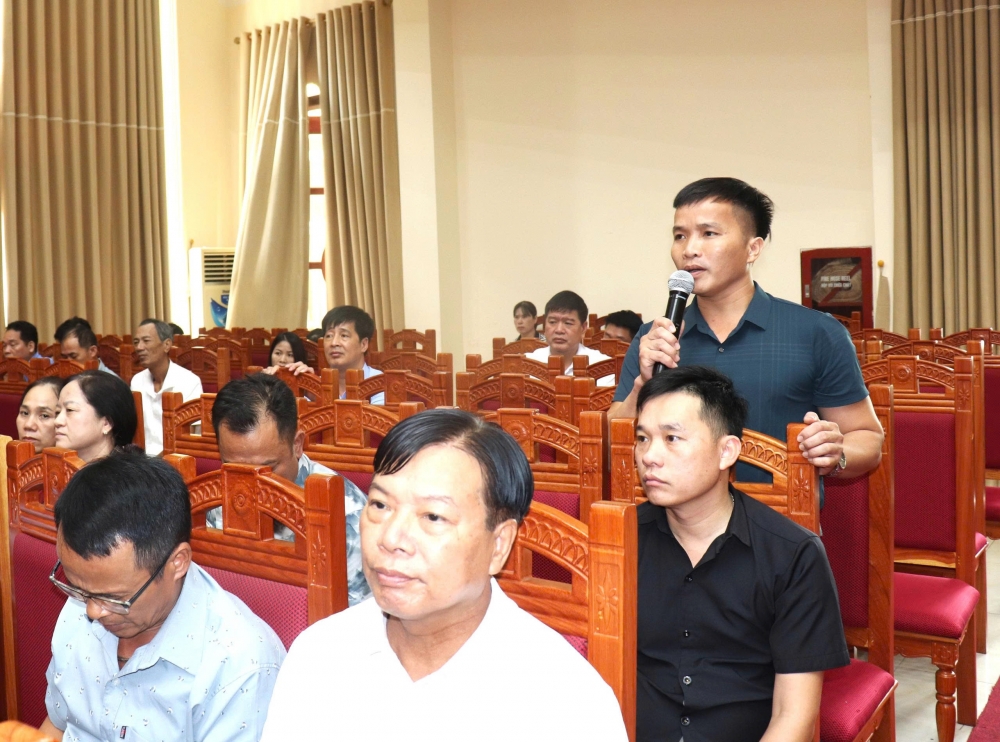 Cử tri phường Vĩnh Yên kiến nghị tại buổi tiếp xúc.