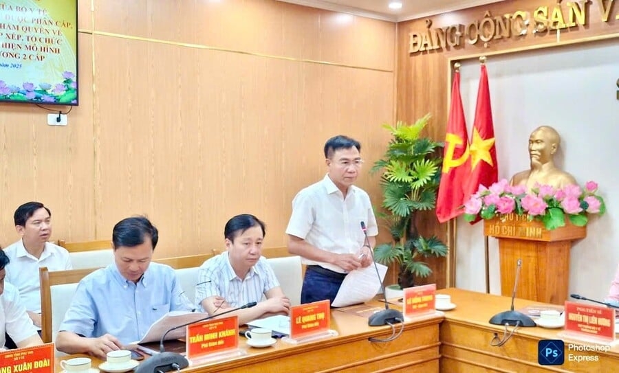 TS. Lê Hồng Trung, Tỉnh Ủy viên, Giám đốc Sở Y tế phát biểu với đoàn công tác