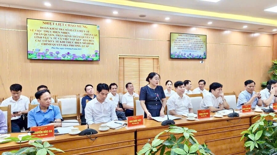 Đại diện Trạm Y tế xã Cẩm Khê phát biểu tại buổi làm việc