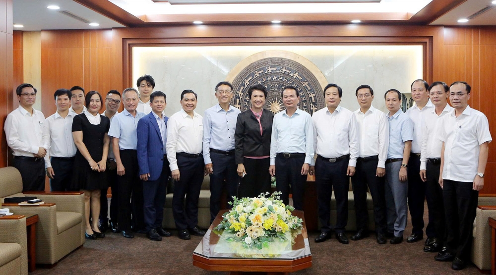 Lãnh đạo tỉnh Phú Thọ chụp ảnh lưu niệm cùng Đoàn công tác Tập đoàn Amata