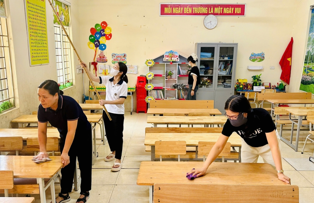 Tổng vệ sinh các phòng lớp học, sẵn sàng đón học sinh tựu trường.