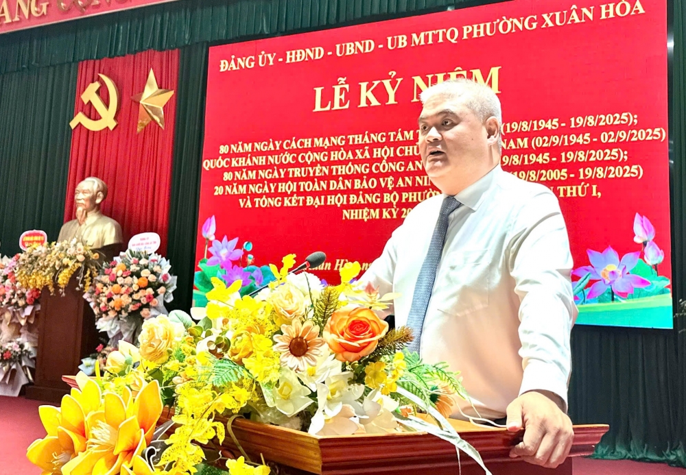 Đồng chí Nguyễn Việt Phương - UVBTV Tỉnh Uỷ, Bí thư Đảng uỷ phường phát biểu chỉ đạo