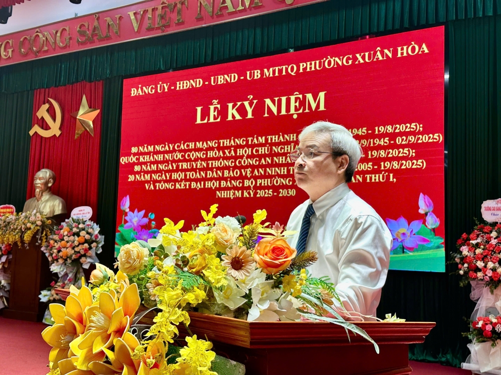 Đồng chí Đinh Mạnh Hùng - Phó Bí thư TT Đảng uỷ báo cáo tại lễ kỉ niệm