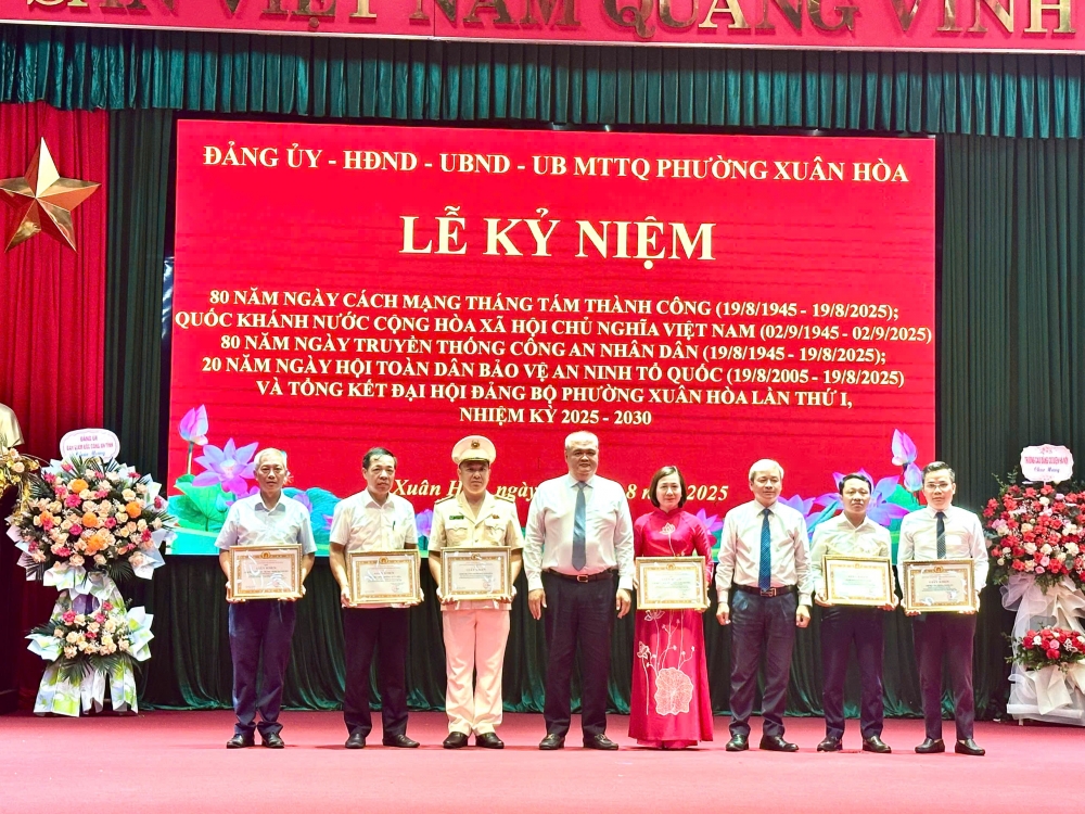 Đại diễn lãnh đạo Đảng uỷ phường trao thưởng cho tập thể xuất sắc