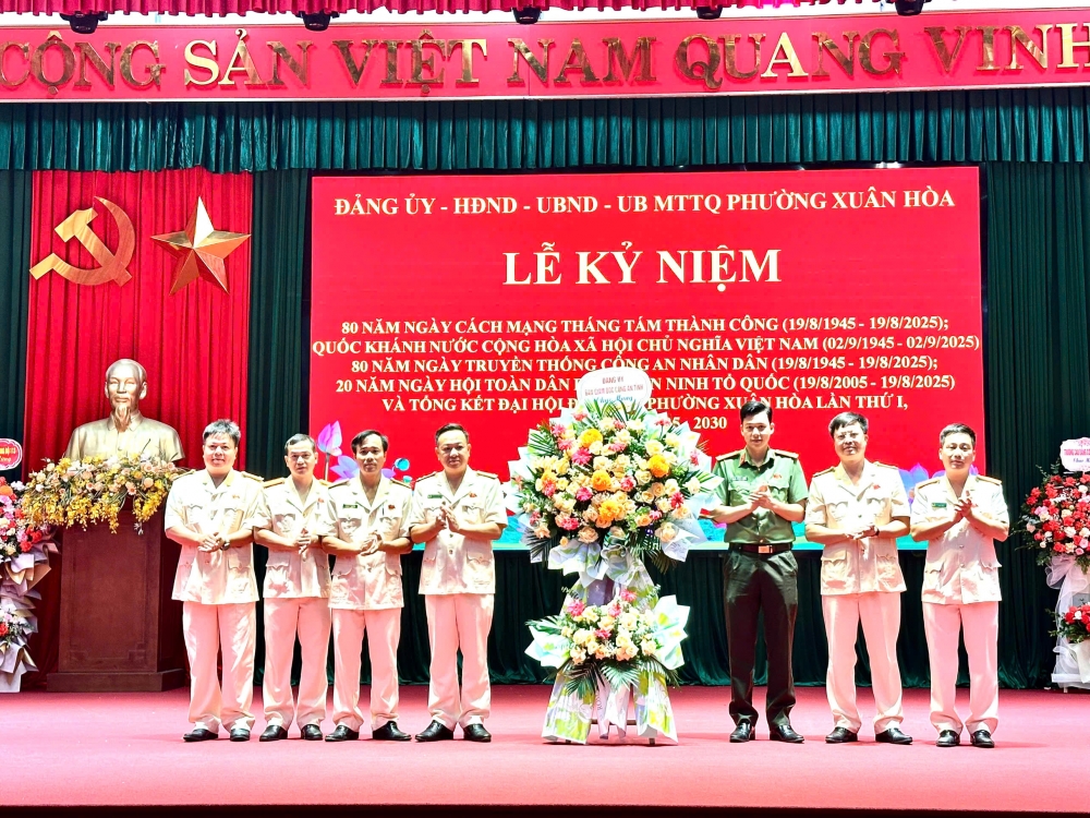 Đại diện Công an Tỉnh Phú Thọ tặng hoa chúc mừng