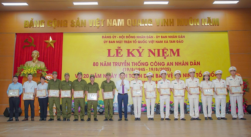 Khen thưởng cho các tập thể, cá nhân có thành tích xuất sắc trong phong trào thi đua chào mừng 80 năm Ngày truyền thống Công an nhân dân và 20 năm Ngày hội toàn dân bảo vệ an ninh Tổ quốc Khen thưởng cho các tập thể, cá nhân có thành tích xuất sắc trong phong trào thi đua chào mừng 80 năm Ngày truyền thống Công an nhân dân và 20 năm Ngày hội toàn dân bảo vệ an ninh Tổ quốc