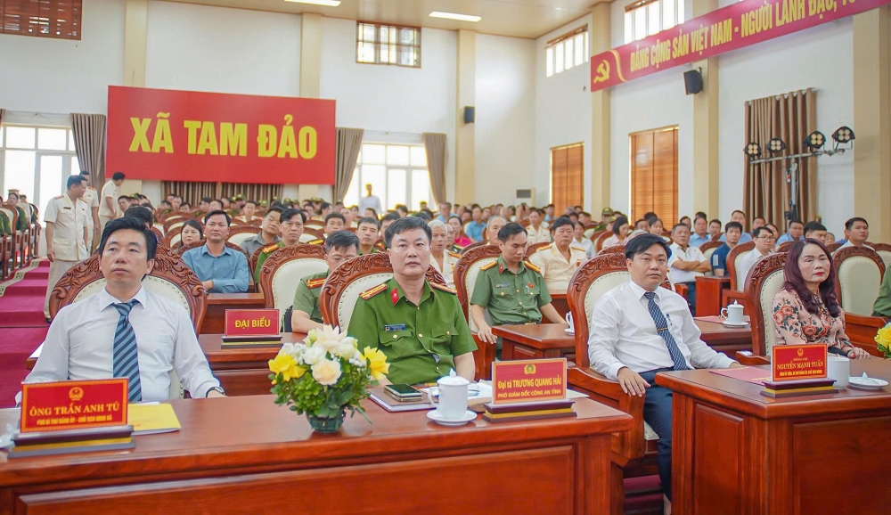 Các đại biểu dự buổi lễ Các đại biểu dự buổi lễ