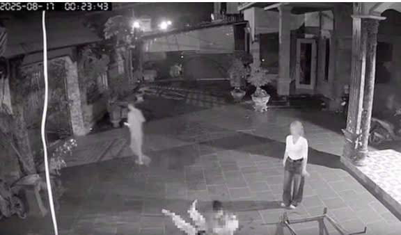 Hình ảnh Hà Thị Lai Hạ (áo trắng) nhìn chồng gục ngã dưới sân vẫn tỏ thái độ tức tối, mắng nạn nhân. Hình ảnh Hà Thị Lai Hạ (áo trắng) nhìn chồng gục ngã dưới sân vẫn tỏ thái độ tức tối, mắng nạn nhân.