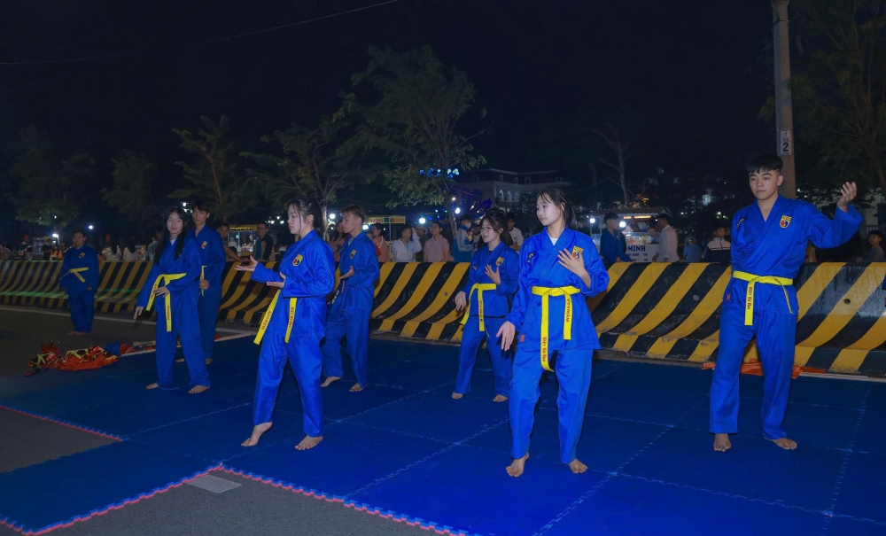 Biểu diễn võ thuật tại phố đi bộ An Bình.