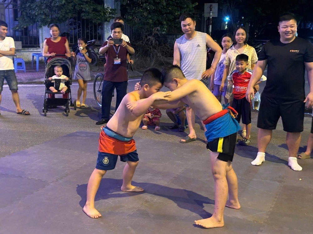 Nhiều môn thể thao, trò chơi dân gian truyền thống được tổ chức tại phố đi bộ An Bình, góp phần gìn giữ và phát huy giá trị văn hóa truyền thống.