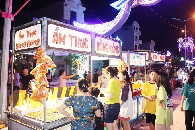 các cửa hàng ăn nhanh phục vụ thức ăn mang phong vị đường phố cũng khiến du khách thích thú, nhất là giới trẻ.