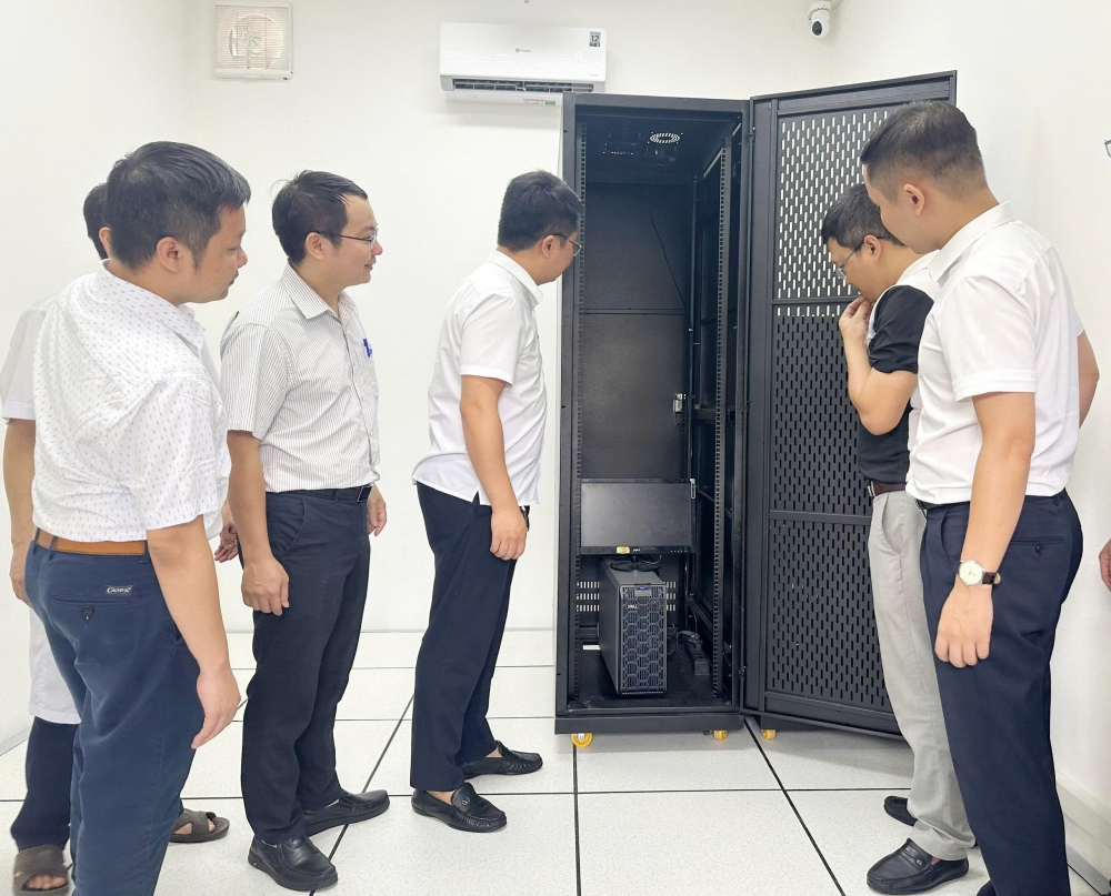 Đoàn công tác kiểm tra phòng máy chủ phục vụ lưu trữ dữ liệu điện tử tại Trung tâm Y tế khu vực Vĩnh Yên 