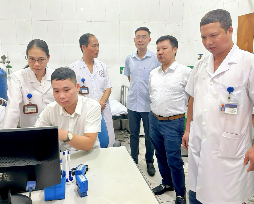 Đoàn công tác kiểm tra phòng máy chủ phục vụ lưu trữ dữ liệu điện tử tại Trung tâm Y tế khu vực Vĩnh Yên 