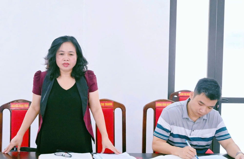 Trưởng phòng Văn hóa - Xã hội phường Nguyễn Thị Kim Chung phát biểu tại buổi kiểm tra.