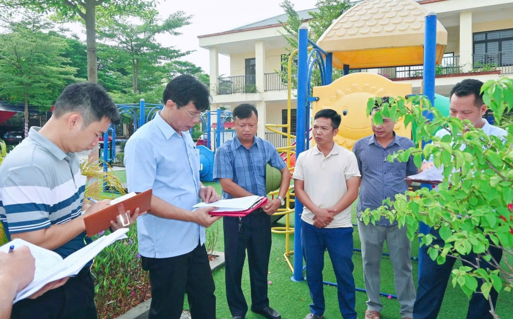 Đoàn kiểm tra thực tế tại Trường Mầm non Định Trung.