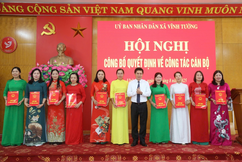 Bí thư Đảng ủy xã Vĩnh Tường Hà Văn Quyết trao các quyết định về công tác cán bộ