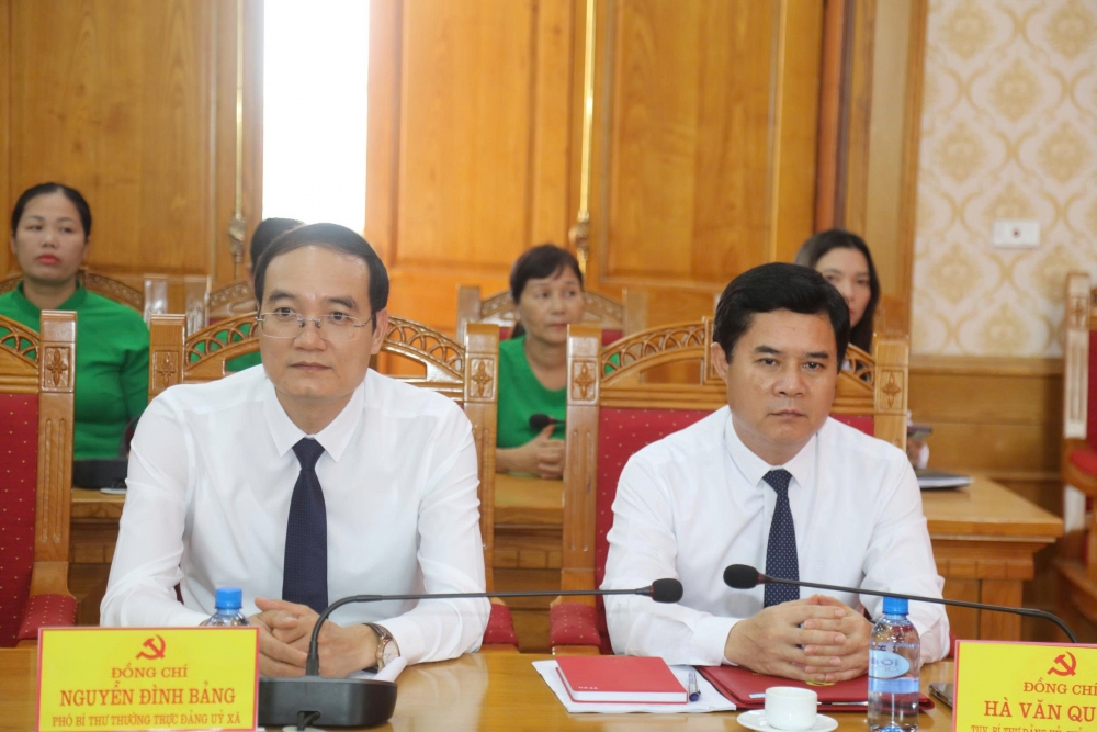 Các đồng chí Thường trực Đảng ủy xã Vĩnh Tường dự buổi lễ