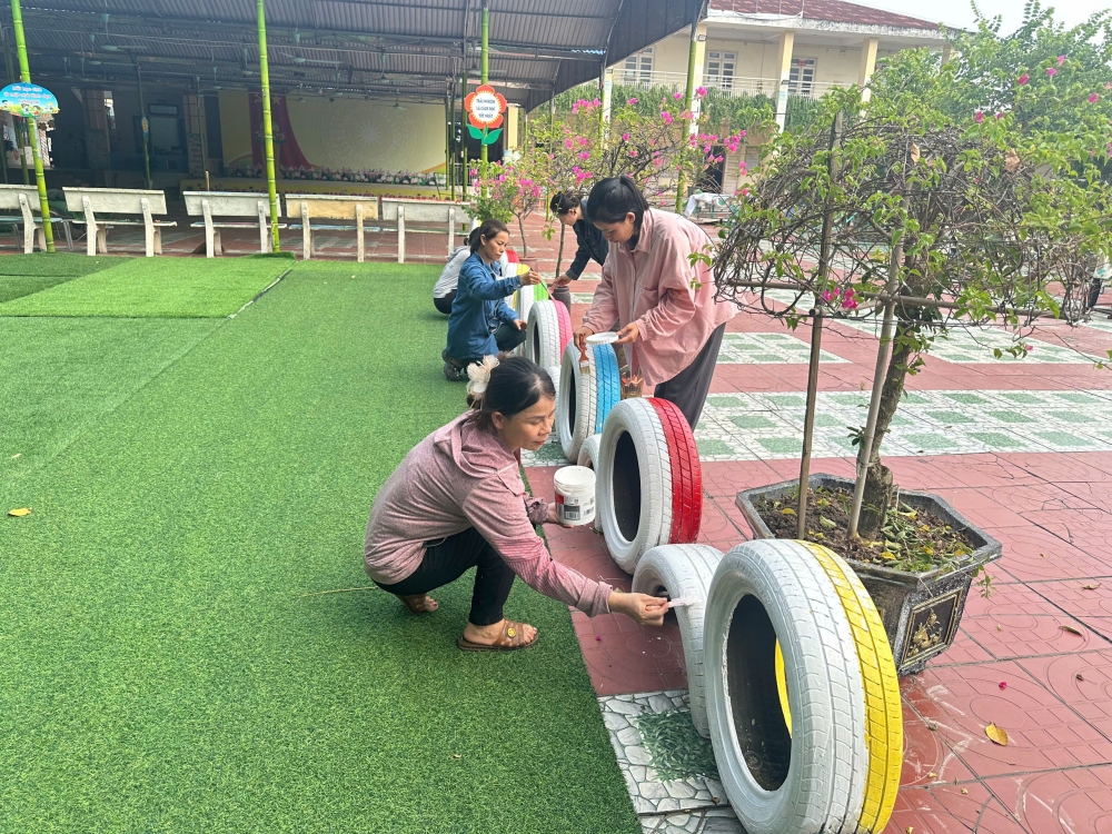 Giáo viên Trường mầm non Hợp Hòa trang trí khu vực sân vườn chuẩn bị cho năm học mới.