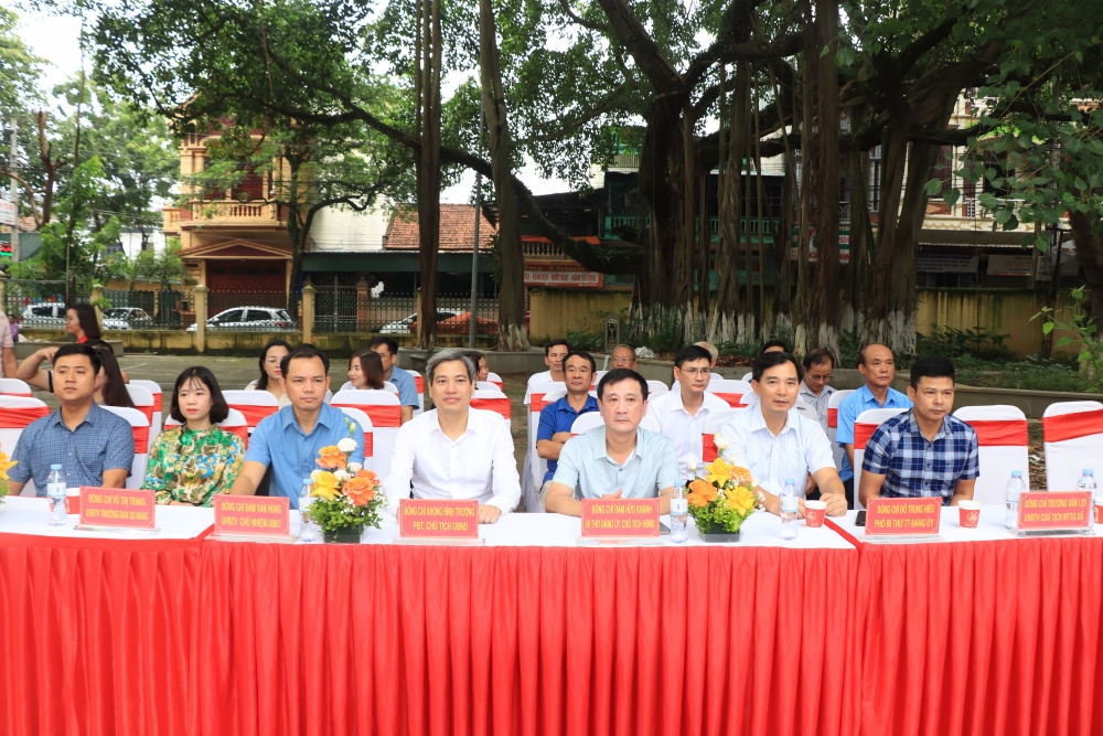 Các đại biểu dự lễ khai mạc.