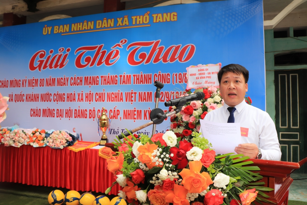 Phó Chủ tịch UBND xã Thổ Tang phát biểu khai mạc Giải thể thao