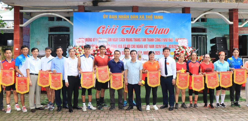 Lãnh đạo Đảng ủy, HĐND, UBND xã Thổ tang trao cờ cho các đội tham gia giải thể thao.