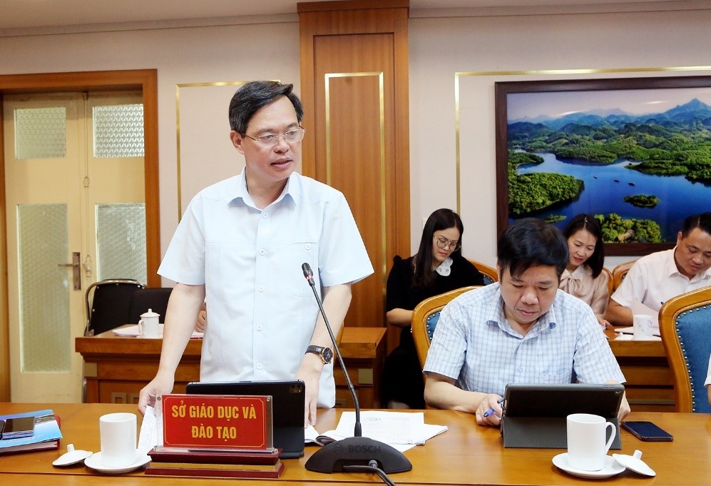 Giám đốc Sở Giáo dục và Đào tạo Trịnh Thế Truyền phát biểu tại hội nghị Giám đốc Sở Giáo dục và Đào tạo Trịnh Thế Truyền phát biểu tại hội nghị