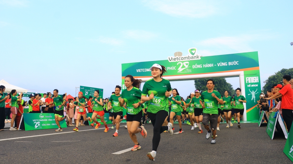 Mỗi vận động viên hoàn thành quãng đường chạy, Vietcombank Vĩnh Phúc đóng góp 200,000 đồng vào quỹ khuyến học của  địa phương
