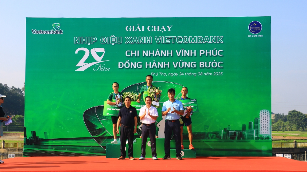 Chủ tịch UBND phường Vĩnh Phúc Lê Hoài Nam cùng lãnh đạo Vietcombank Vĩnh Phúc trao cúp lưu niệm cho các vận động viên nam có thành tích xuất sắc 