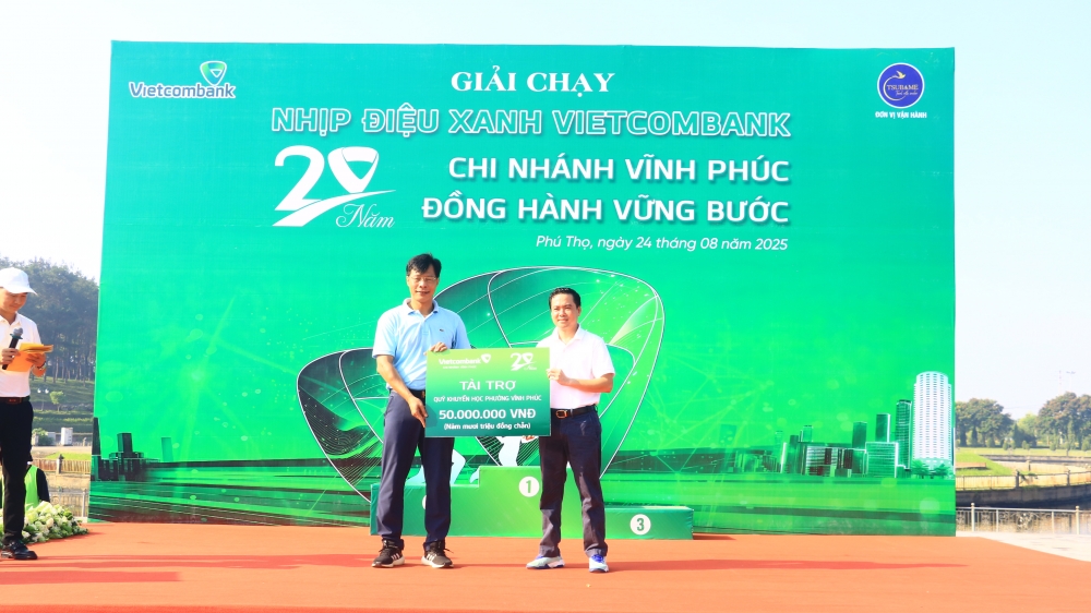 Lãnh đạo Vietcombank Vĩnh Phúc trao quỹ khuyến học cho lãnh đạo phường Vĩnh Phúc