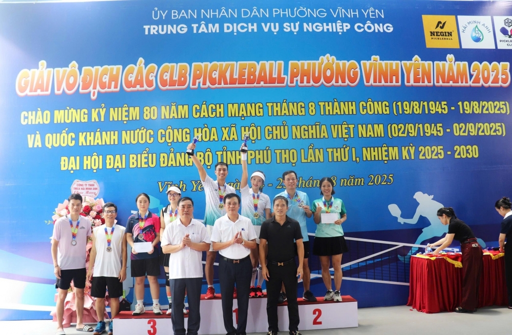 Đ.c Phó Chủ tịch UBND phường Nguyễn Văn Bính và BTC trao giải cho các VĐV đạt giải cao ở nội dung đôi nam nữ Đ.c Phó Chủ tịch UBND phường Nguyễn Văn Bính và BTC trao giải cho các VĐV đạt giải cao ở nội dung đôi nam nữ